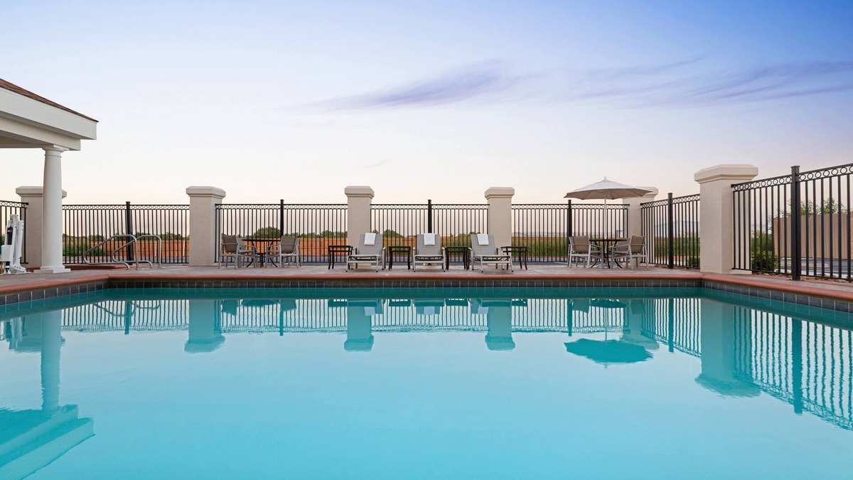 Shawnee Hotel | Holiday Inn Express & Suites Shawnee by IHG