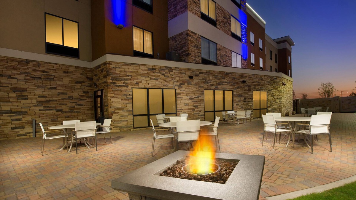 Waco Hotel | Holiday Inn Express & Suites Waco South by IHG