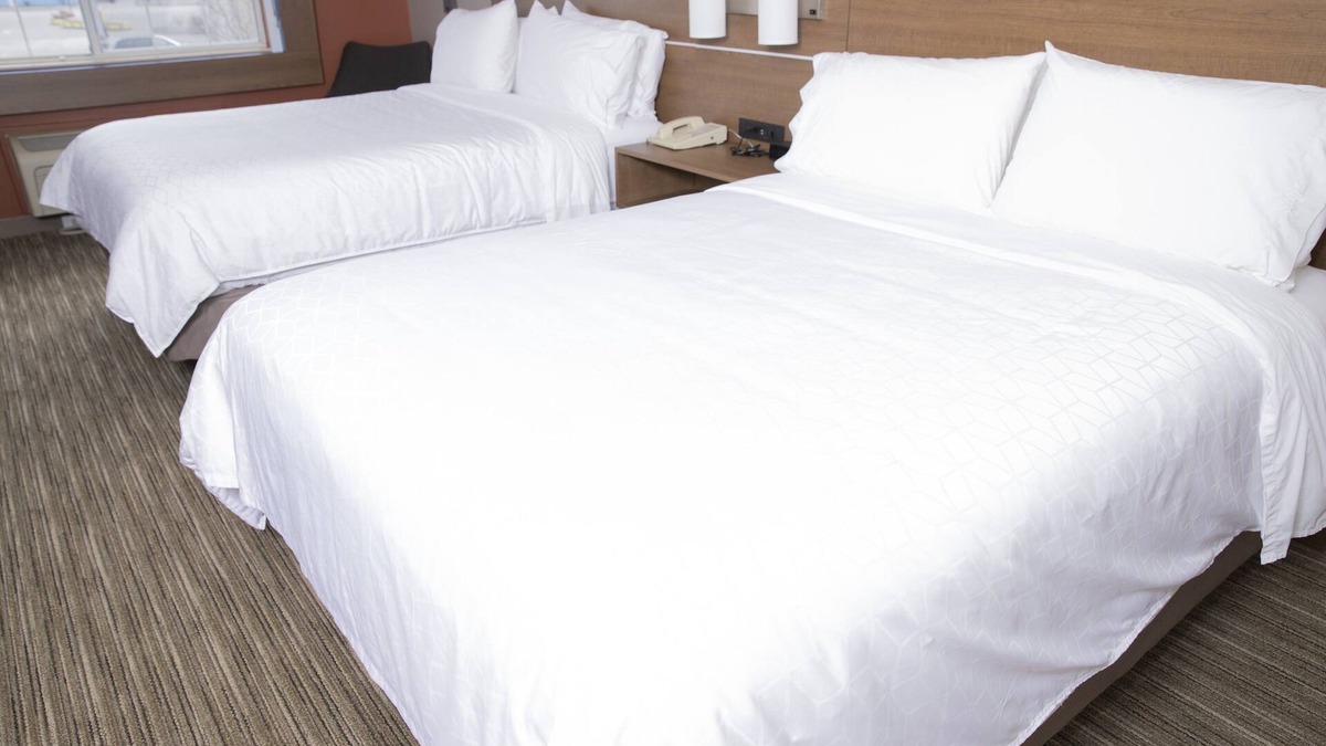 Napoleon Hotel | Holiday Inn Express Toledo West - Napoleon by IHG