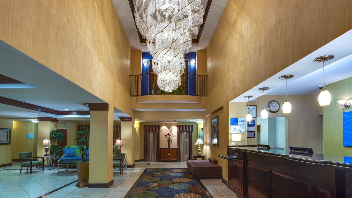 East Brunswick Hotel | Holiday Inn Express Tower Center by IHG