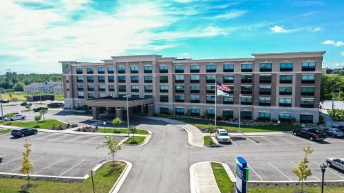 Elizabethtown Hotel | Holiday Inn Express & Suites - Elizabethtown North by IHG