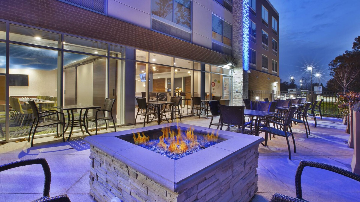 Forest Hills Hotel | Holiday Inn Express Grand Rapids Airport North by IHG