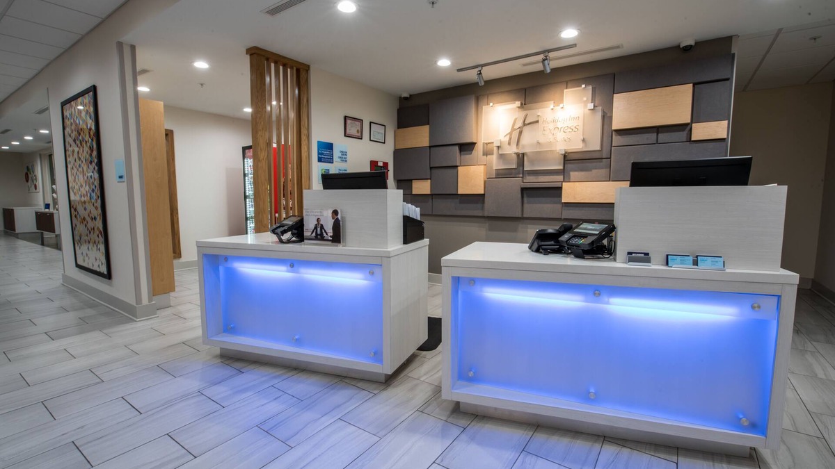Lake Charles Hotel | Holiday Inn Express & Suites Lake Charles South Casino Area by IHG