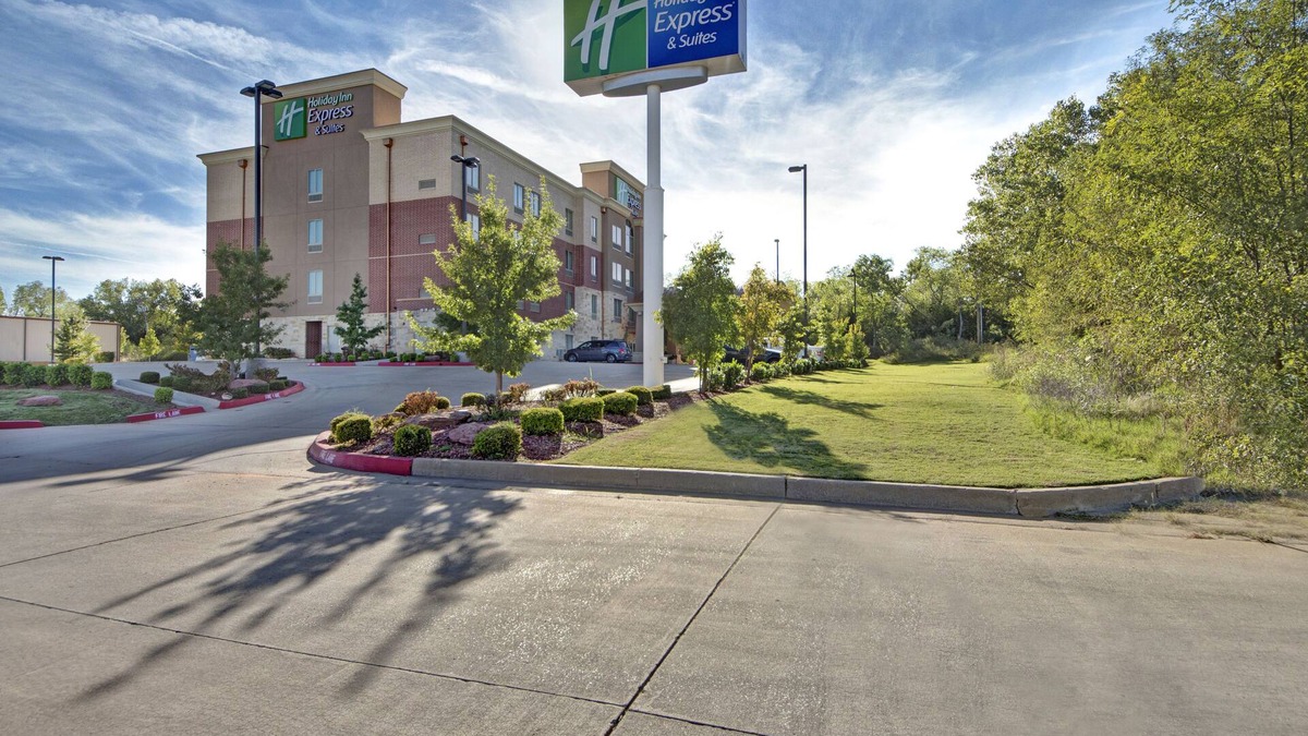 Oklahoma City Hotel | Holiday Inn Express & Suites Oklahoma City North by IHG