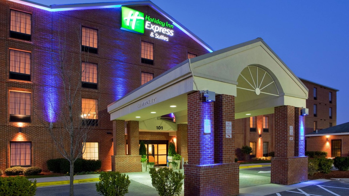 Lake Arbor Hotel | Holiday Inn Express I-95 Capitol Beltway-Largo by IHG