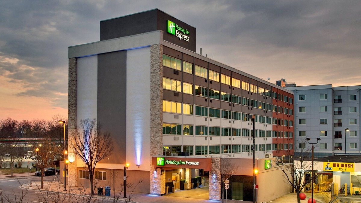 Downtown Hotel | Holiday Inn Express Washington DC N-Silver Spring by IHG
