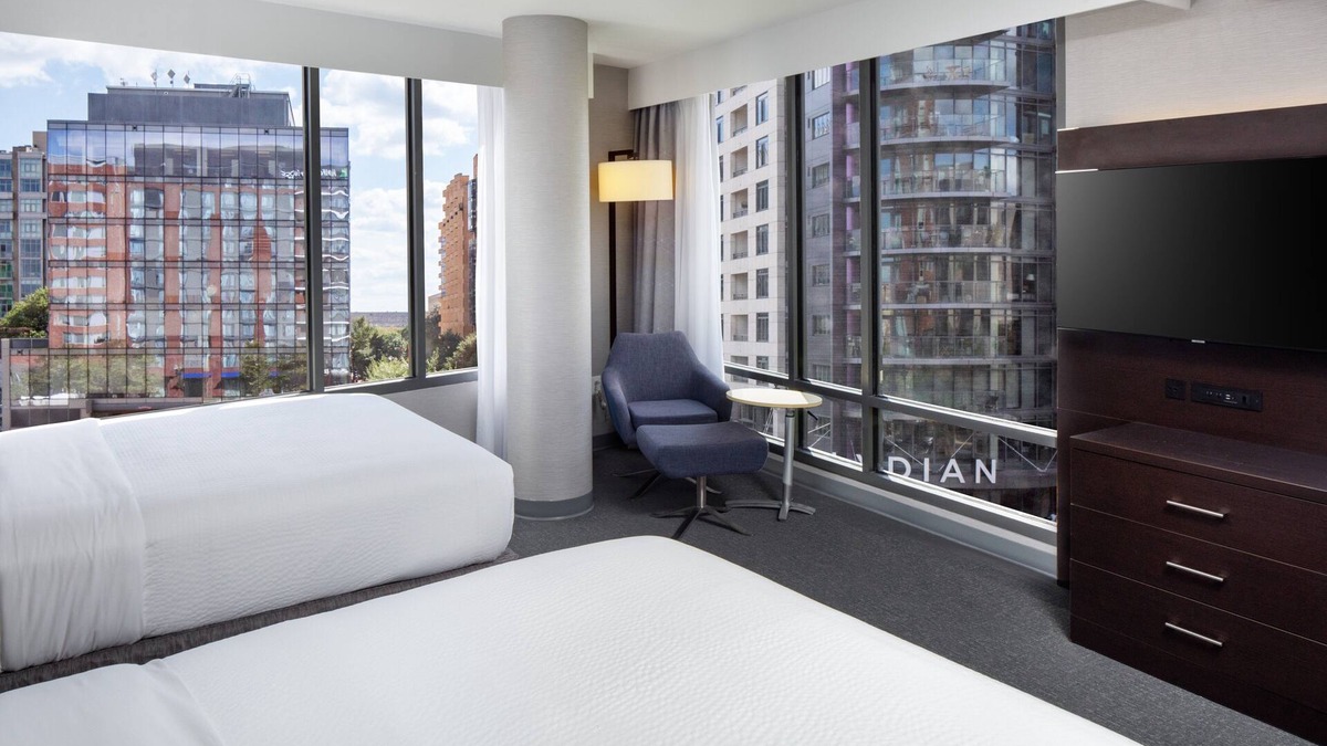 Mount Vernon Triangle Hotel | Holiday Inn Express Washington DC Downtown by IHG