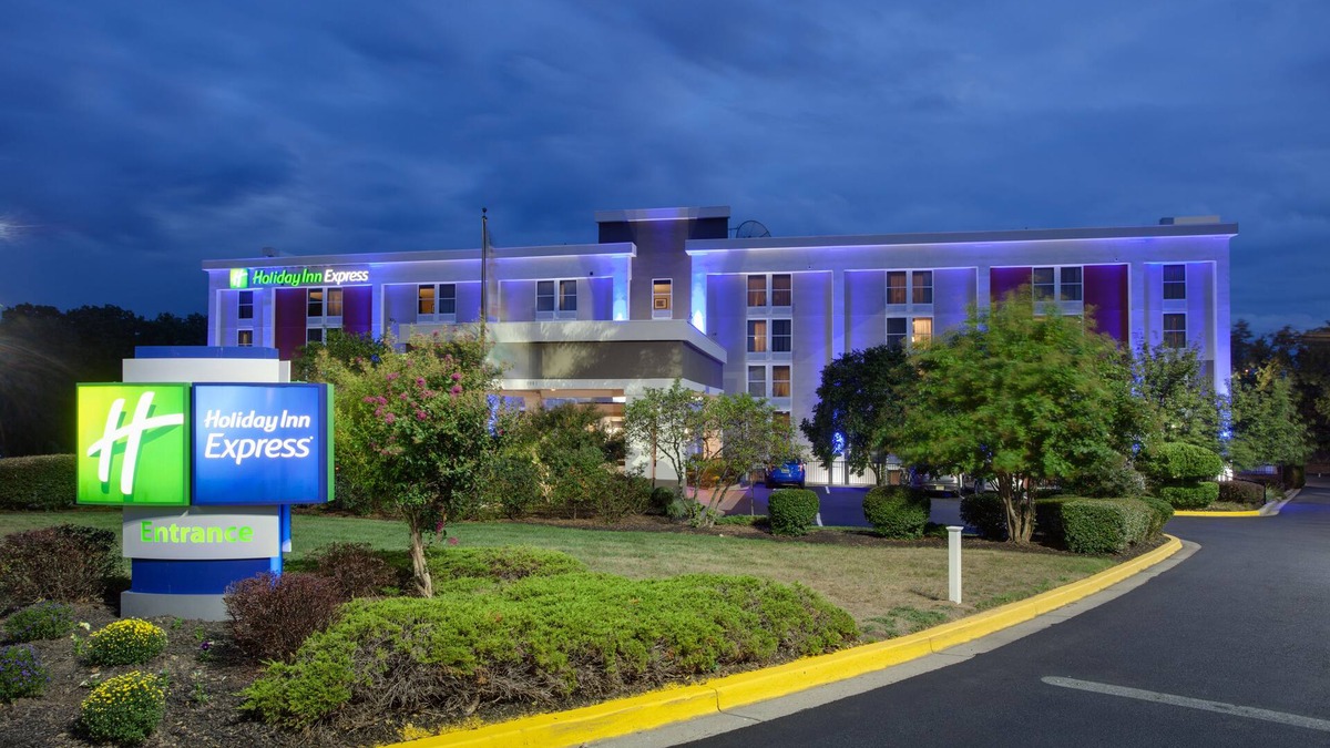 Camp Springs Hotel | Holiday Inn Express Washington DC East - Andrews AFB by IHG
