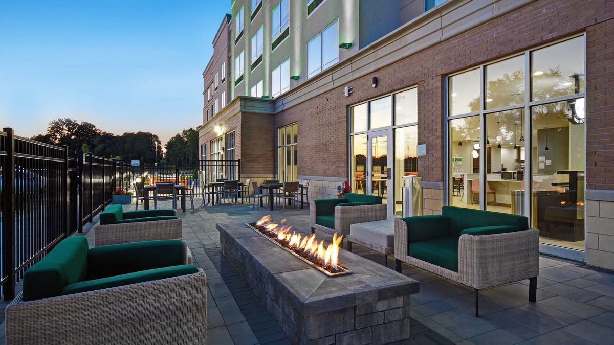 Walker Hotel | Holiday Inn Grand Rapids North - Walker by IHG