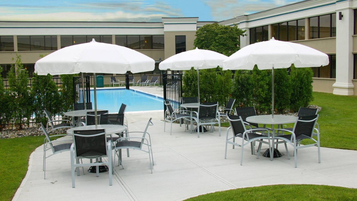 Hazlet Hotel | Holiday Inn Hazlet by IHG