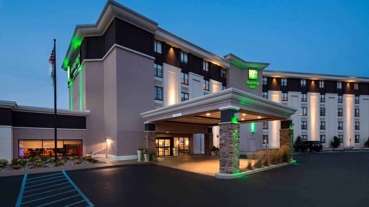 Glendale Hotel | Holiday Inn Milwaukee Riverfront by IHG