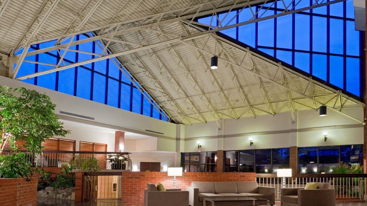 Oakville Hotel | Holiday Inn Oakville Centre by IHG