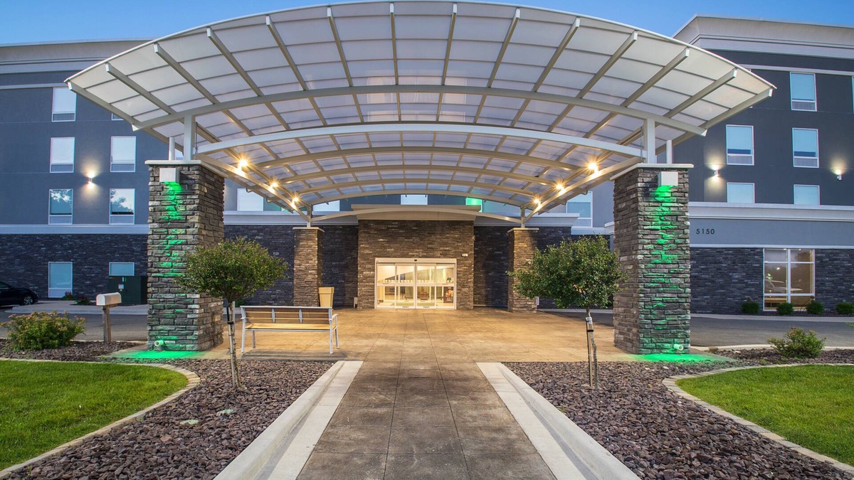 Decatur Hotel | Holiday Inn & Suites Decatur-Forsyth by IHG