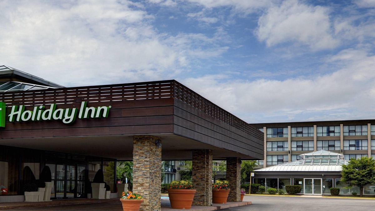 Etobicoke Hotel | Holiday Inn Toronto Airport East by IHG