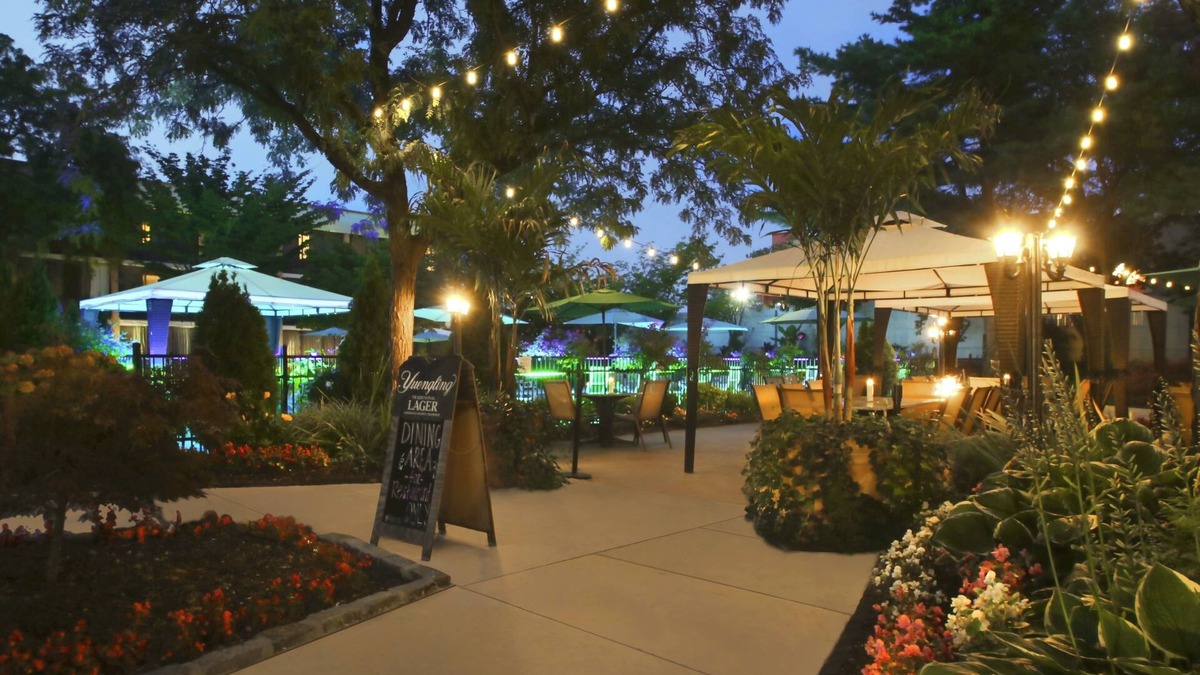 Carle Place Hotel | Holiday Inn Westbury - Long Island by IHG