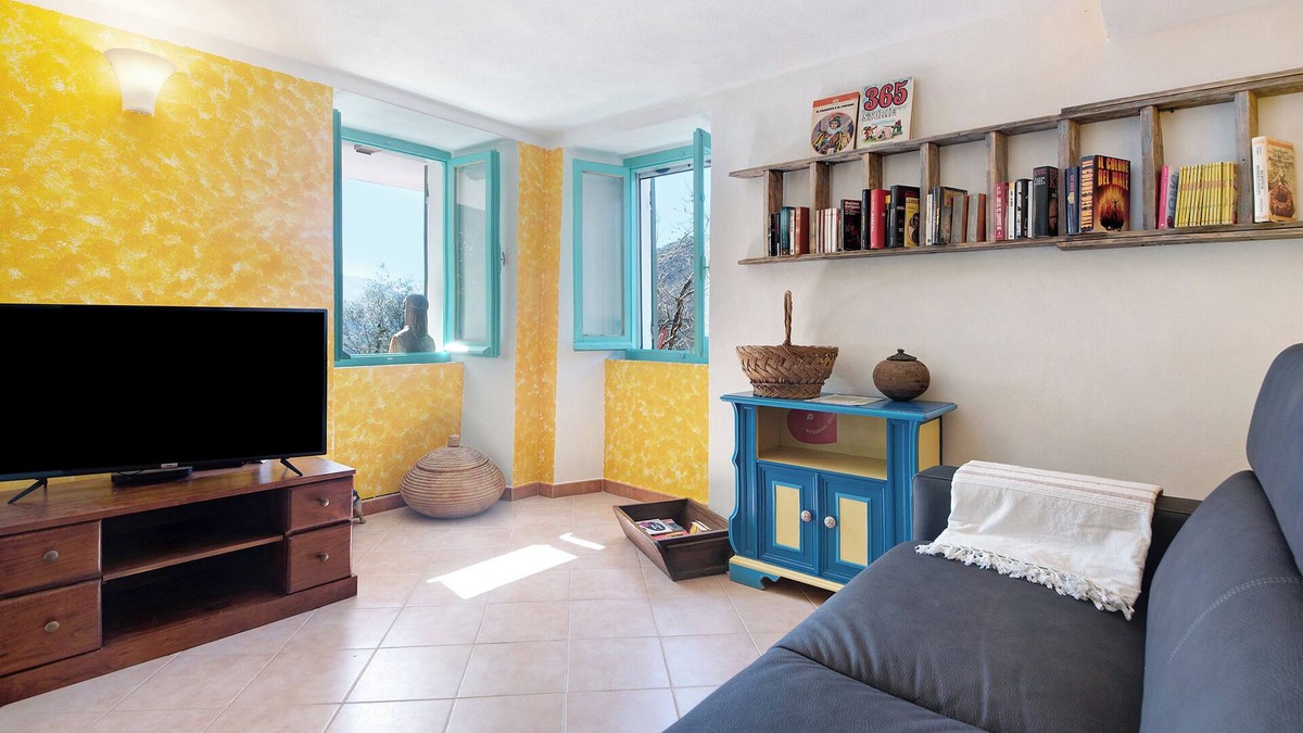 San Colombano Certenoli Apartment | Holiday Apartment 'La Fermenteria' with Mountain View, Shared Garden & Wi-Fi
