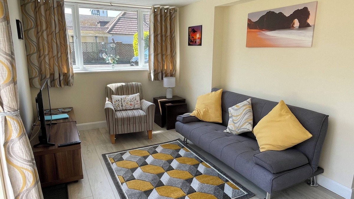 Selsey Apartment | Holiday Let Annex; Self Contained; Sleeps 2; One minute from beach