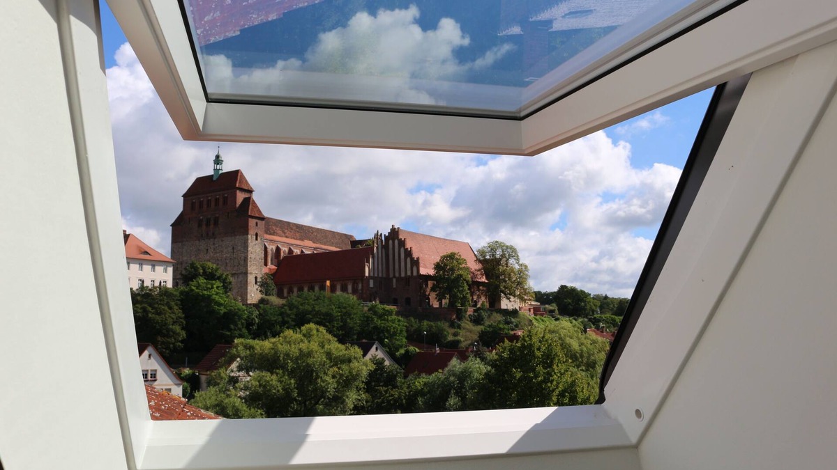 Havelberg Apartment | Holiday loft on the water with cathedral view DG