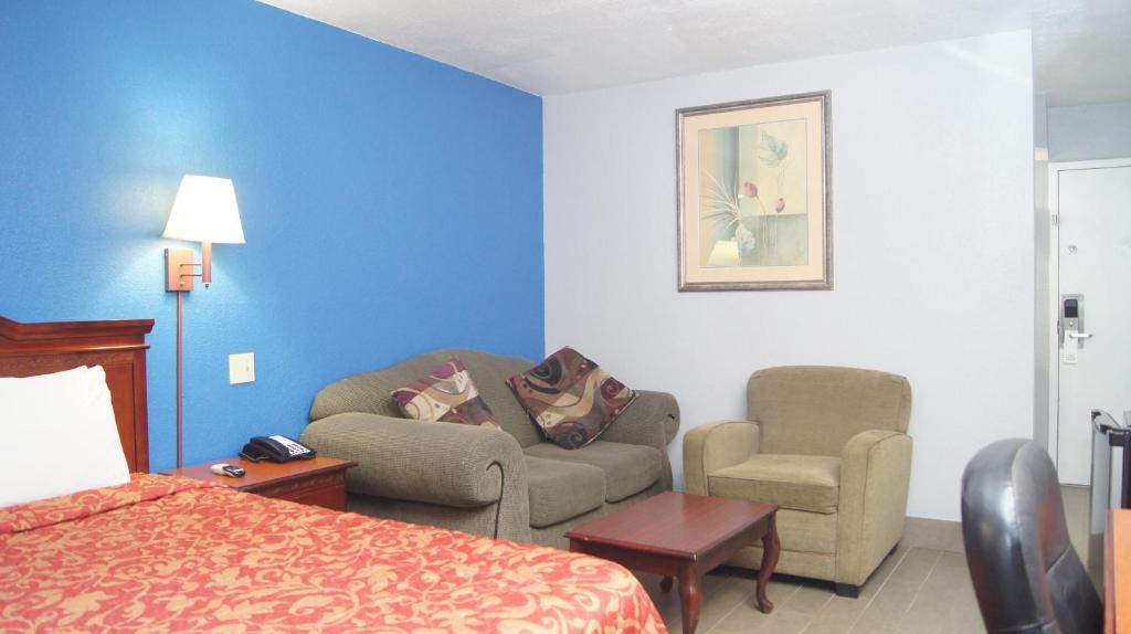McAlester Hotel | Holiday Lodge & Suites
