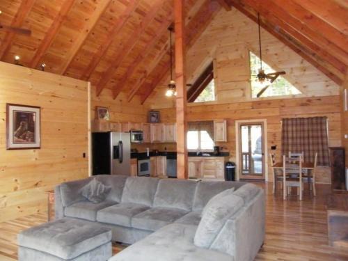 Luray Ski Chalet | Holiday mountain log cabin