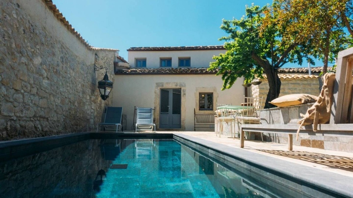 Palazzolo Acreide Historic Centre Villa | holiday rental Italy, sicily, Palazzolo Acreide, in town, pool, air conditioning, Wi-Fi, villa to rent to let sicilia