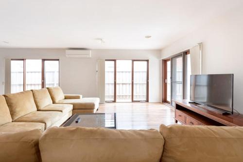 Truganina House | Holiday Rental 6 KING BD 12PPL