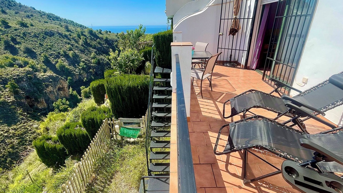 Frigiliana Apartment | HOLIDAY RENTAL APARTMENT . 5 KM TO THE NEAREST BEACHES, WIFI, SUNNY TERRACE. GARDEN