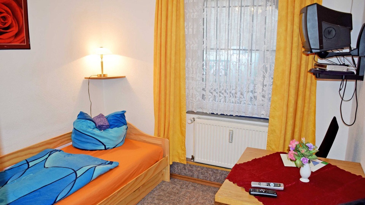 Aschersleben Apartment | Holiday room right - DEB 038 Holiday apartment/room Aschersleben