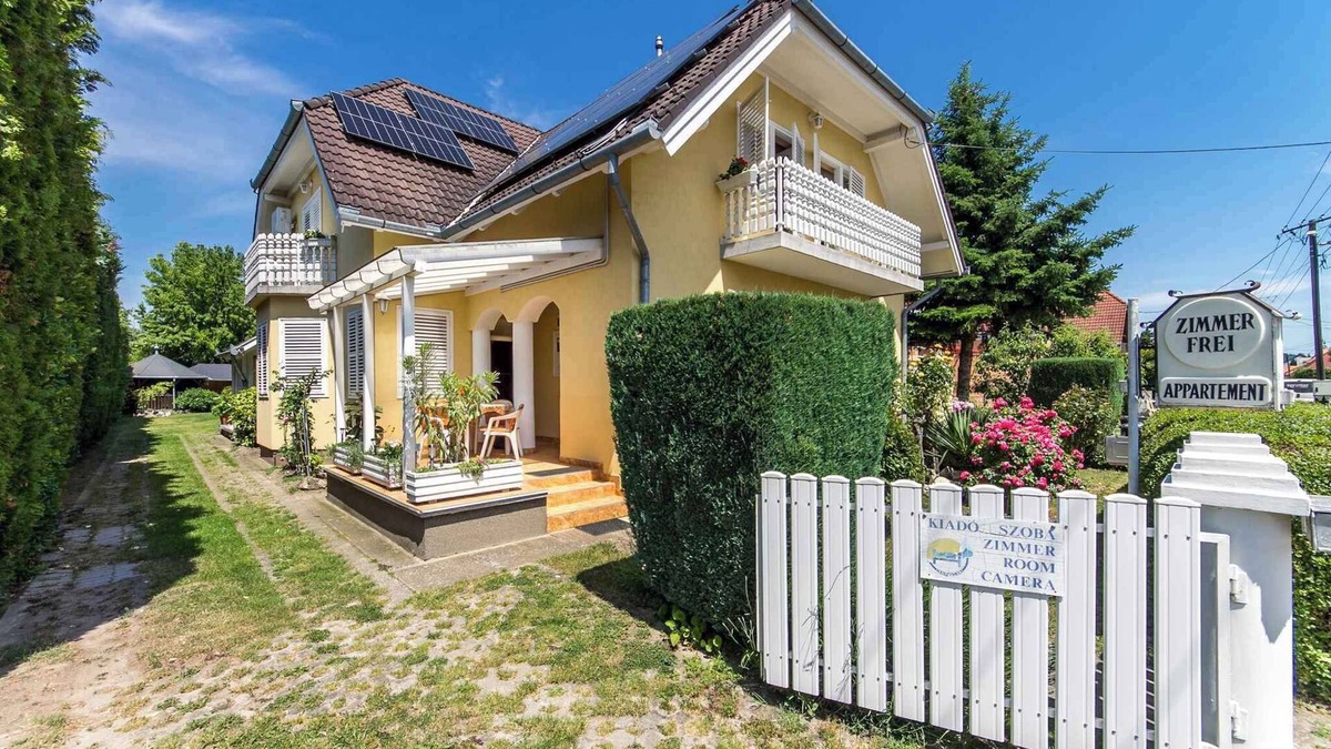 Keszthely Apartment | Holiday room with pool and air conditioning