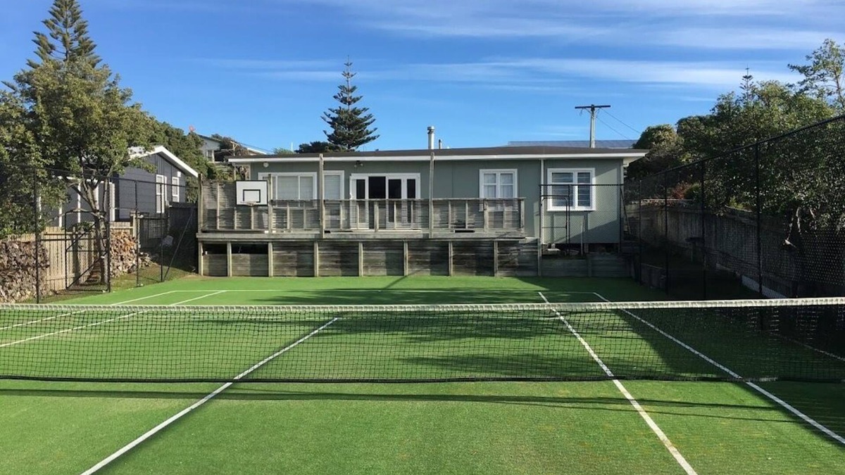 Waikanae House | !Holiday special. 7 for 6! Classic 50s seaside bach with tennis court