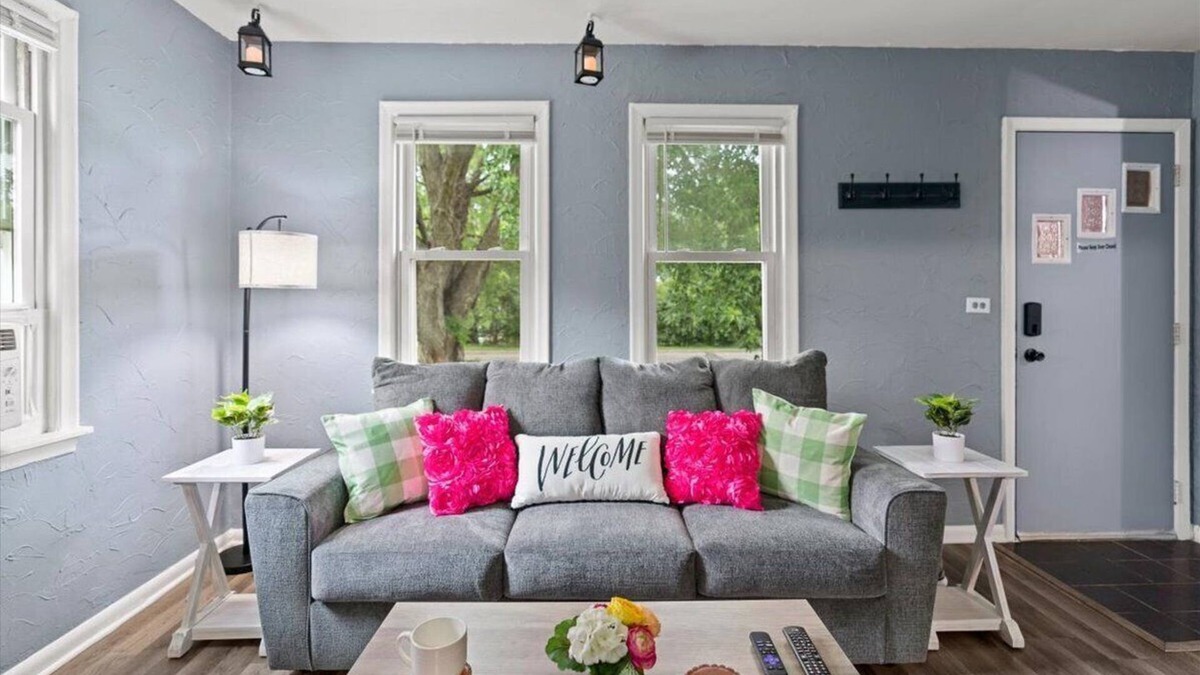 West St. Paul House | Holiday Special - Cozy farmhouse in the heart of West St. Paul.