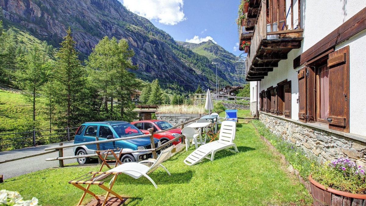 Gerbelle Apartment | Holiday Studio 'Lo Peiglo' with Mountain View and Garden