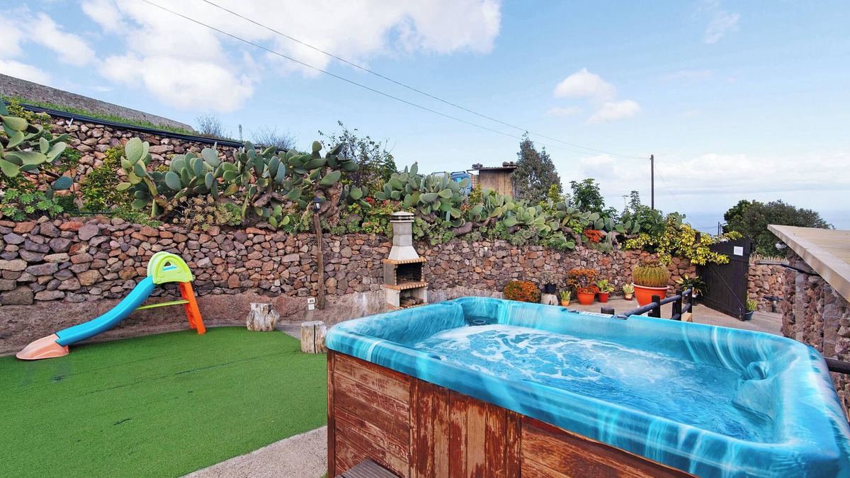 Santa Maria de Guia de Gran Canaria Villa | Holiday Studio 'Maya' with Sea View, Private Terrace and Wi-Fi
