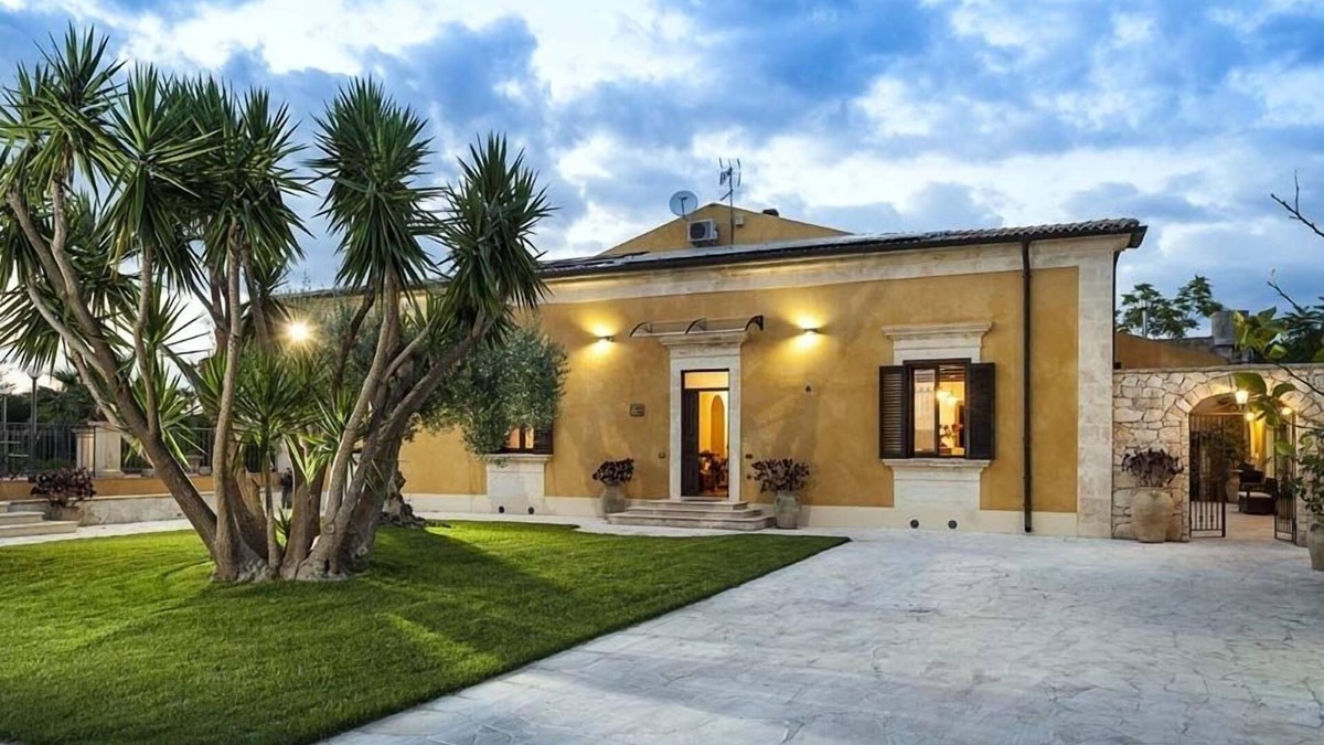 San Corrado di Fuori Villa | holiday vacation large villa rental italy, sicily, noto, southern sicily, near syracuse, pool, wi-fi, air conditioning,