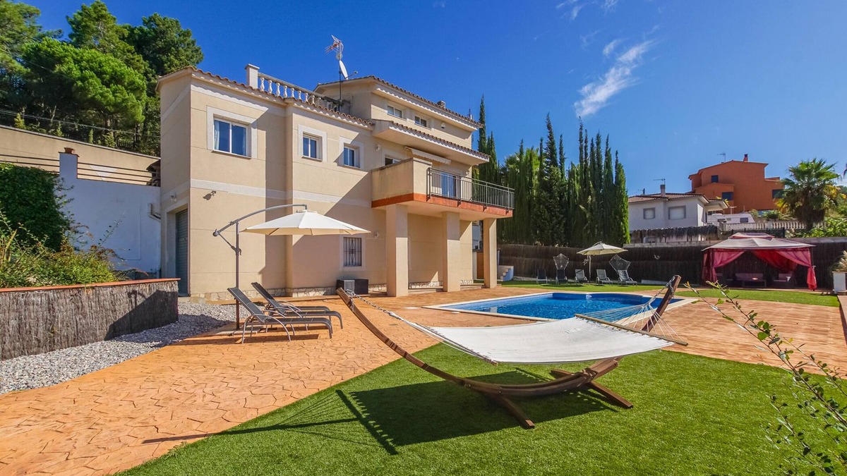 Lloret Town Center House | Holiday villa Casa Luna + private pool + garden + WIFI + ideal 2 families + quiet + barbecue