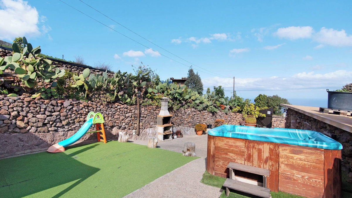 Santa Maria de Guia de Gran Canaria Villa | Holiday Villa 'Hogar Vacacional Talumaya' with Sea Views, Private Pool and Wi-Fi