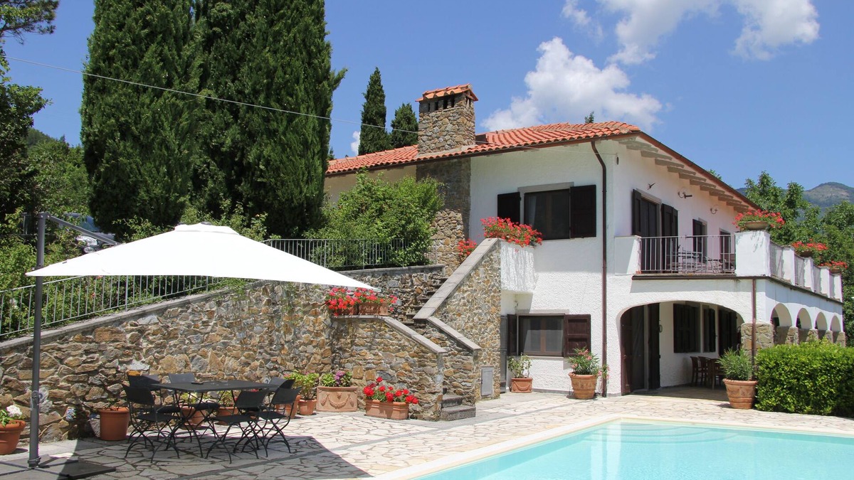 Loro Ciuffenna Villa | Holiday villa in quiet, wooded Casamona in Tuscany