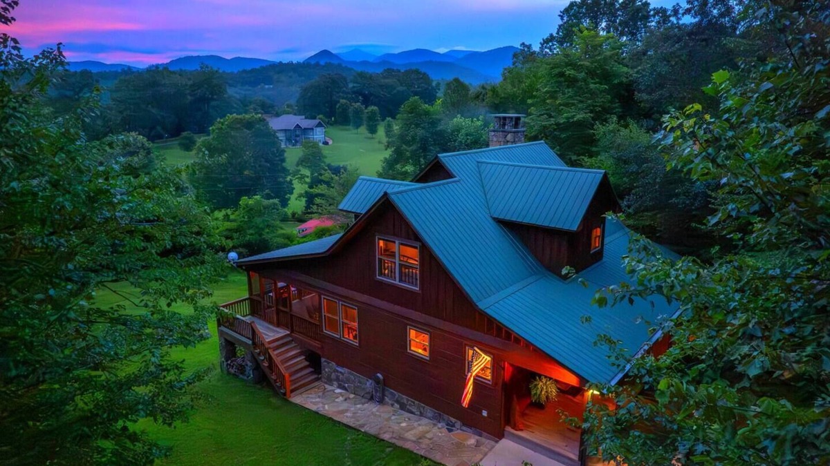 Sylva Cabin | ✨Holidays 25% Off New Hot Tub Mountain Views WCU 3 mi Sylva 5 mi Fire Pit Mtn Views Lg Screened Porch Swings Families Couples Smokeys Nat'l Park 23mi ✨