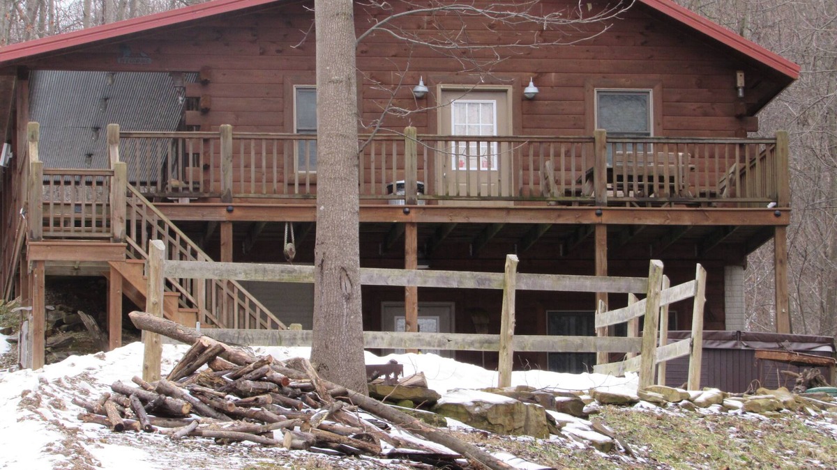 Laurelville Cabin | Holler Cabin 4 bedroom couples to a group of 10 Hocking Hills - Tar hollow