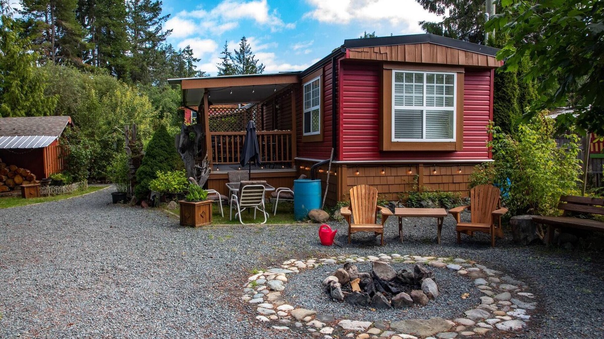 Regional District of Nanaimo House | Hollies Hideaway