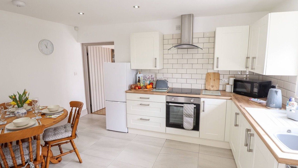 Ottringham Cottage | HOLLY BARN, family friendly, with a garden in Ottringham