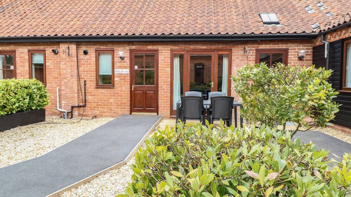 Foxley House | HOLLY BERRY, family friendly, with a garden in Foulsham