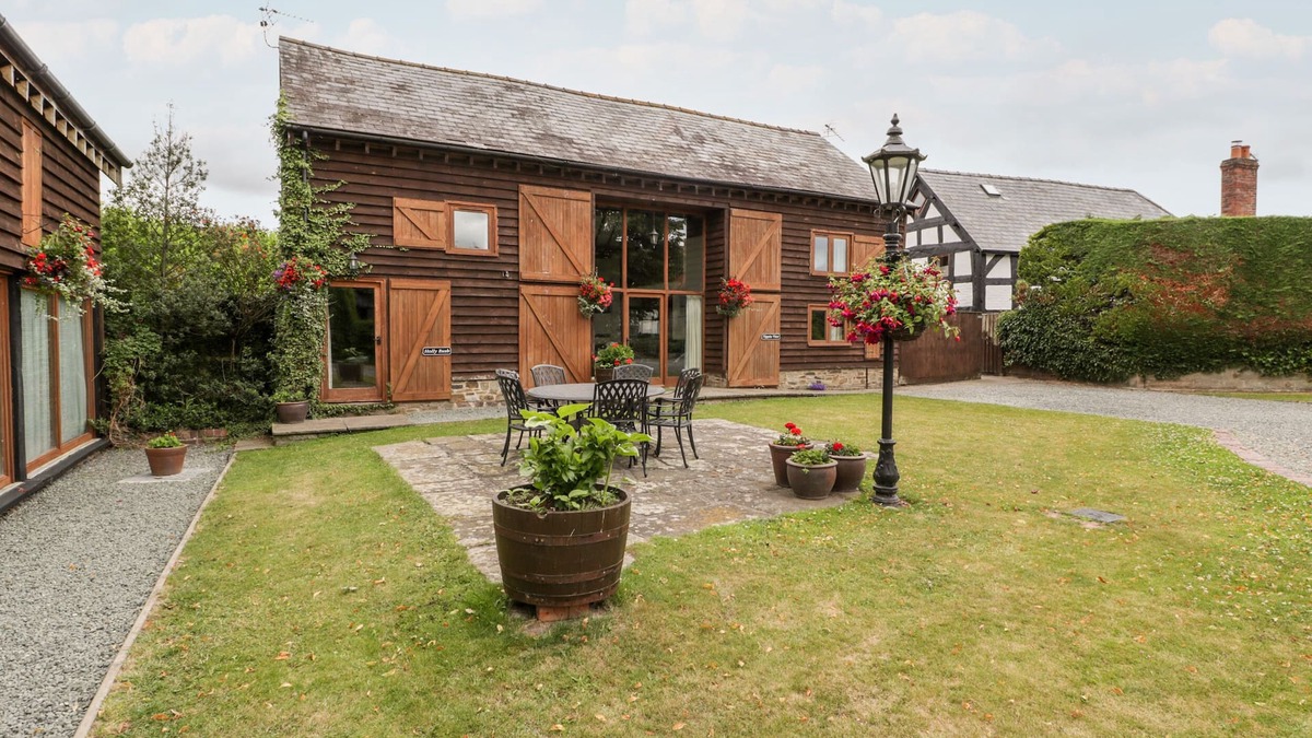 Leominster Cottage | HOLLY BUSH, character holiday cottage, with a garden in Luntley
