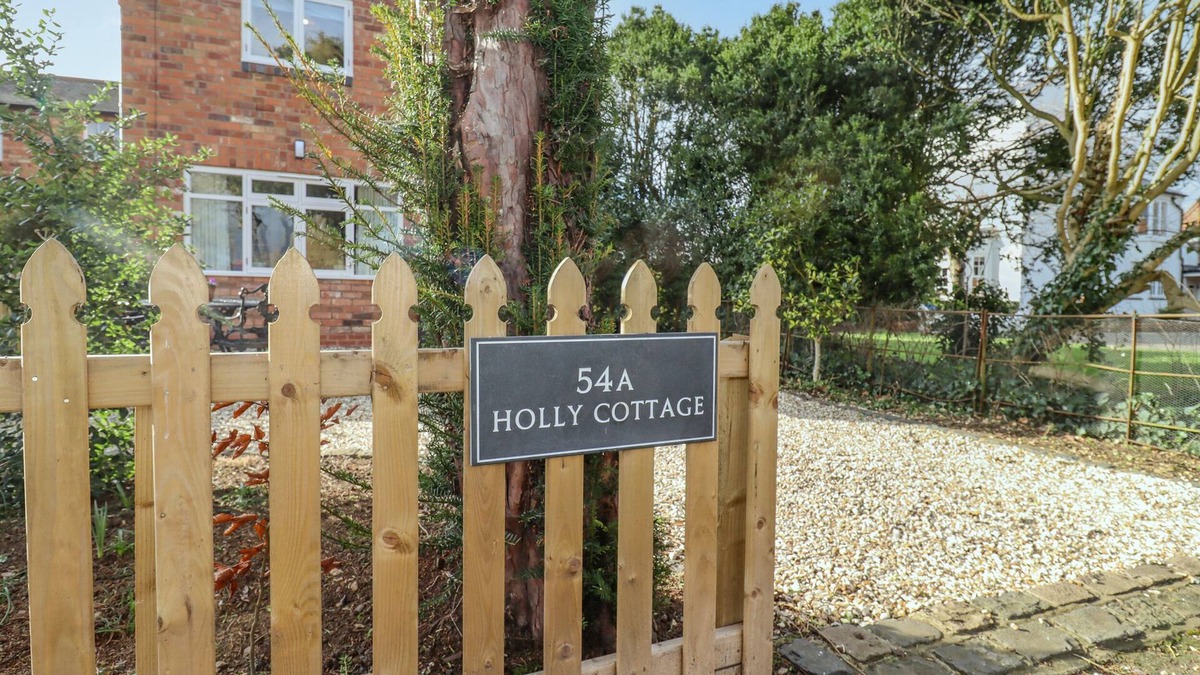 Clifford Chambers Cottage | HOLLY COTTAGE, family friendly, with a garden in Stratford-Upon-Avon