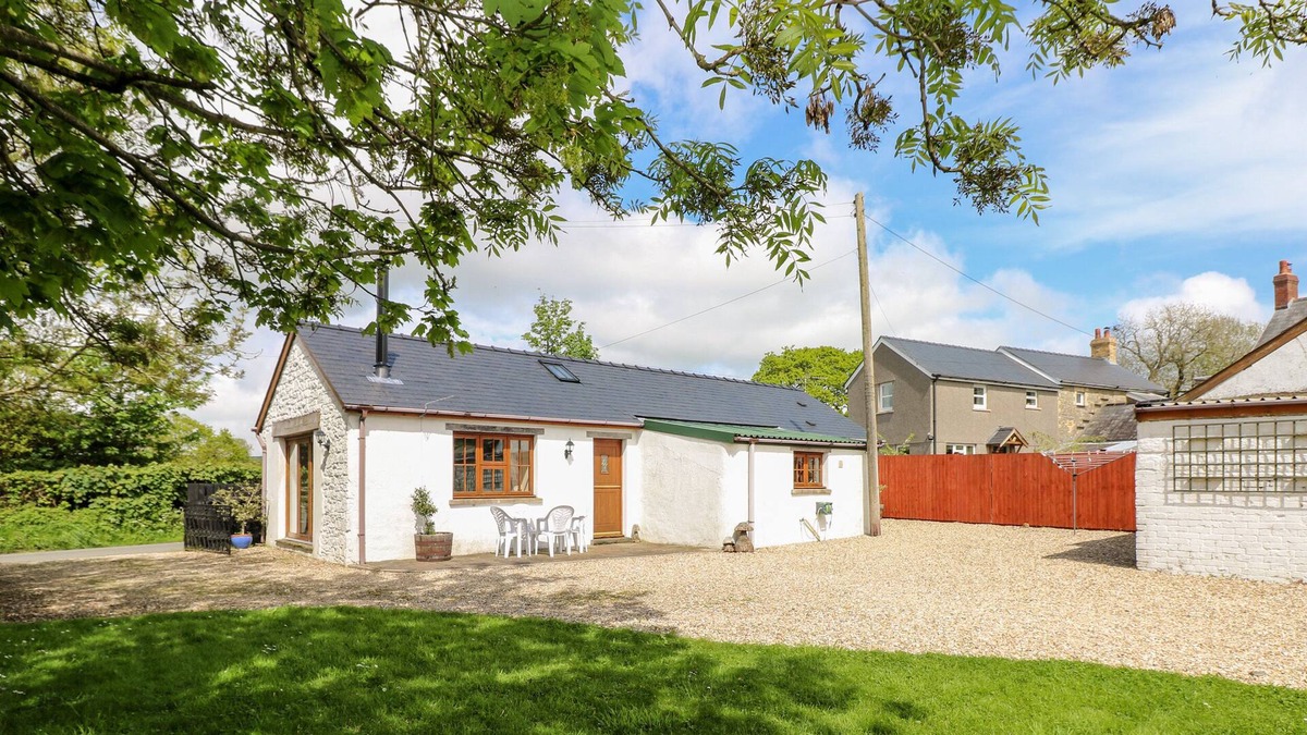 Bridgend Cottage | HOLLY COTTAGE, family friendly, country holiday cottage in Bridgend