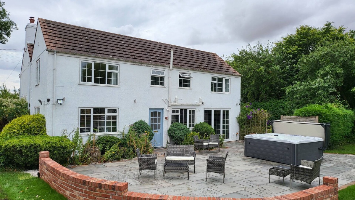 Holton Le Clay House | HOLLY COTTAGE, pet friendly, with hot tub in Wragby