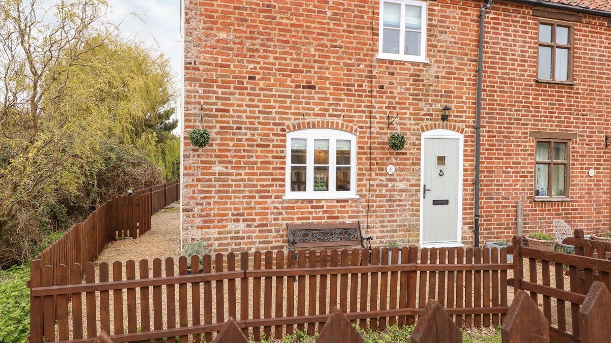 Sea Palling Cottage | HOLLY COTTAGE, pet friendly, character holiday cottage in Sea Palling