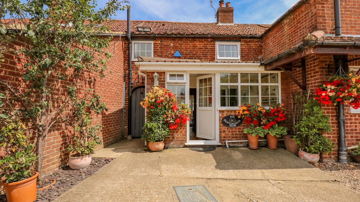 Swaffham Cottage | HOLLY COTTAGE, pet friendly, with open fire in Swaffham