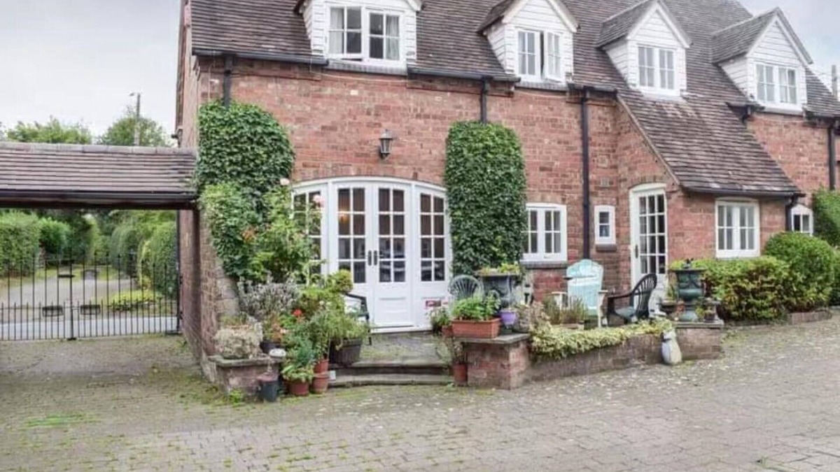 Muxton Cottage | Holly Cottage, Pet Friendly, Secure Courtyard Parking, Near Historic Ironbridge.