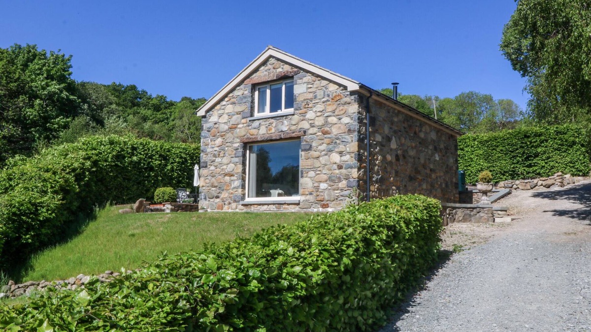 Henryd Cottage | HOLLY COTTAGE, romantic, with a garden in Conwy